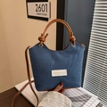 Bolso tote de tela vaquera azul oscuro con correa de cuero marrón y nudo - Marrón