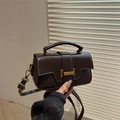Mini borsa a mano vintage in pelle marrone cioccolato con fibbia dorata e tracolla - Marrone Scuro