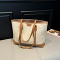 Minimalistische Tote-Bag aus Canvas in Creme mit braunem Lederbesatz und Logo - Beige Braun Nähte / Khaki
