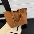Grand sac cabas en daim marron avec rivets métalliques argentés sur les bandoulières - Marron