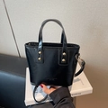 Bolso cubo de moda en charol negro con asas superiores y remaches dorados - Negro