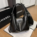 Schwarze glänzende PU-Leder Hobo-Tasche mit verstellbarem Riemen auf Magazin-Display - Schwarz