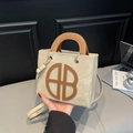 Elegante Canvas-Tragetasche mit braunen Ledergriffen und großem AB-Buchstaben-Logo - Khaki