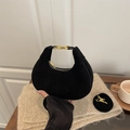 Borsa a mezzaluna nera in pelle scamosciata con fibbia dorata e tracolla - Nero