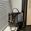 Zaino alla moda in ecopelle nera con chiusura a rotazione e ciondolo a coniglietto - Con Ciondolo / Nero