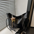 Minimalistische zwarte hobo-tas van kunstleer met een schattige teddybeer-hanger - Groot / Met Hanger / Zwart