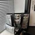 Bolso tote acolchado plateado metalizado con mini monedero a juego para mujeres - Plateado