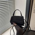 Minimalistische schwarze Mini-Umhängetasche aus mattem Leder in Trapezform - Schwarz