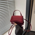Minimalistische bordeauxrote Wildleder Handtasche mit Umschlag und silbernen Details - Rot