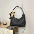 Elegante borsa hobo nera in pelle martellata con foulard decorativo a motivi sulla tracolla - Nero