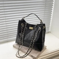 Bolso tote negro acolchado con diseño de diamantes y correa de cadena dorada - Negro