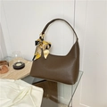 Borsa sottobraccio in pelle marrone scuro con un foulard di seta fantasia sulla tracolla - Marrone