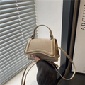 Beige Mini-Quadrat-Handtasche aus Mikrofaser mit Klappe und schmalem Schultergurt - Khaki