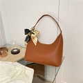 Borsa a mezzaluna in pelle martellata caramello con foulard di seta su piano in vetro - Marrone