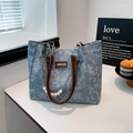 Borsa tote in denim azzurro con motivi floreali e tracolla a catena in metallo e perle - Blu