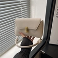 Bolso de hombro beige minimalista con cierre de cápsula dorado y detalle de nudo - Blanco