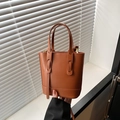 Sac seau minimaliste en cuir marron caramel avec poignées et détails dorés élégants - Marron