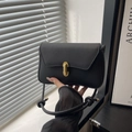 Bolso bandolera negro minimalista con cierre dorado y correa de cuerda elegante - Negro