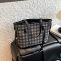 Bolso tote de cuadros grises y negros con asas finas sobre un banco de trenzado - Negro