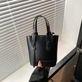 Sac seau minimaliste en denim noir avec finitions dorées et poignées en cuir chic - Noir