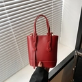 Sac seau minimaliste en cuir rouge avec poignée et finitions dorées pour femme - Rouge