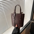 Sac seau marron foncé structuré avec attaches de poignée longues et surpiqûres contrastées - Marron