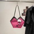 Roze corduroy draagtas met zwarte lederen hengsels en een witte pluchen cloud sleutelhanger - Met Hanger / Rozerood