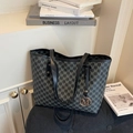 Große Vintage Shopper-Tasche in Grau mit M-Logo-Muster und goldenem Anhänger auf Sitz - Schwarz