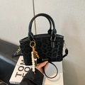 Schwarze Handtasche mit Leopardenmuster, Doppelgriffen und elegantem Perlenanhänger - Mit Anhänger / Schwarz