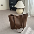 Bolso tote grande minimalista en marrón oscuro de cuero sintético con letras doradas - Marrón Oscuro