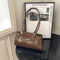 Borsa Boston in pelle lucida marrone scuro con cinturini con occhielli e manici lunghi - Cachi