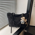 Grande borsa tote nera testurizzata con ciondolo a forma di orso in luce naturale - Con Ciondolo / Nero
