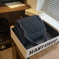 Klassische schwarze Stepptasche mit Kettenriemen und weicher Textur in einer Box - Blau