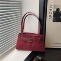Borsa sottobraccio in pelle scamosciata rossa con doppie spalline e fibbia decorativa - Rosso