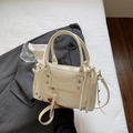 Borsa a mano da moto bianco crema in pelle lucida con borchie argentate e tracolla - Bianco Sporco