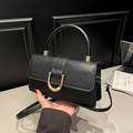Elegante bolso bandolera de cuero sintético negro con hebilla de herradura de metal dorado - Negro