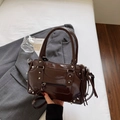 Borsa a mano da motociclista marrone scuro lucida con borchie e dettagli con nappe - caffè