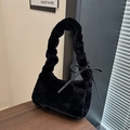 Bolso de hombro de piel sintética negra con textura suave y elegante lazo lateral - Negro