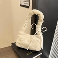 Bolso de piel sintética crema con asa plisada y lazo sobre un libro decorativo - Blanco Roto
