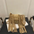 Bolso bandolera de ante marrón con flecos largos y una hebilla de metal decorativa - Caqui