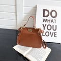 Elegante braune Handtasche mit Krokodilprägung, Metallverschluss und oberem Griff - Braun
