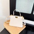 Sac à main blanc crème en cuir gaufré crocodile avec fermoir tournant en métal doré - Blanc
