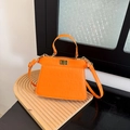 Orangefarbene Handtasche in Krokodil-Optik mit goldenem Drehverschluss und Riemen - Orange