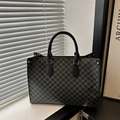 Elegante bolso tote negro con estampado de M, gran capacidad y detalles dorados - Negro