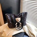 Bolso tote con estampado de leopardo y un pequeño osito de peluche en el bolsillo - Negro