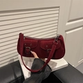 Dunkelrote Wildleder-Schultertasche mit Doppeltaschen und Vintage-Metallschnallen - Rot