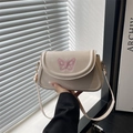 Beigefarbene Umhängetasche aus Kunstleder mit eleganter rosa Schmetterlingsstickerei - Gebrochenes Weiß