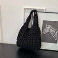 Grand sac à bandoulière noir plissé avec texture gaufrée et design élégant pour femmes - Noir