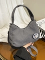 Bolso media luna de pana gris oscuro con insignia de pato y correa de hombro tejida - Gris