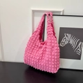 Sac hobo rose vif avec texture plissée à bulles et doublure en satin lisse élégante - rose vif